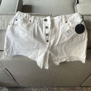 White jean short. Amuse society. Size 28. NEW WITH TAGS